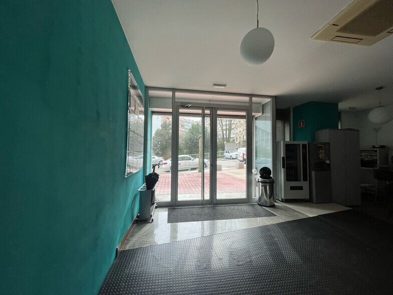 Local commercial dans Vigo à louer - Hall d’entrée – Image 2 sur 23