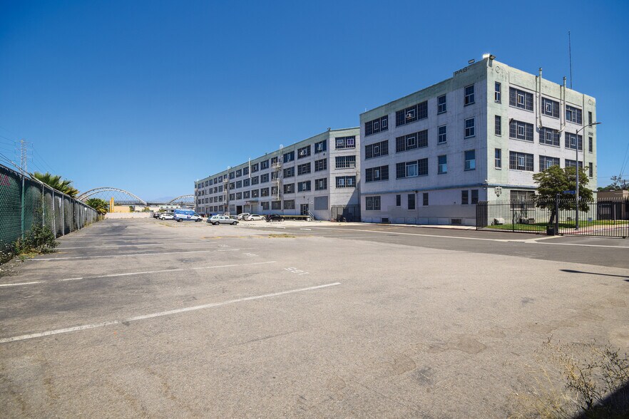 2155 E 7th St, Los Angeles, CA à louer - Photo de l’immeuble – Image 3 sur 8