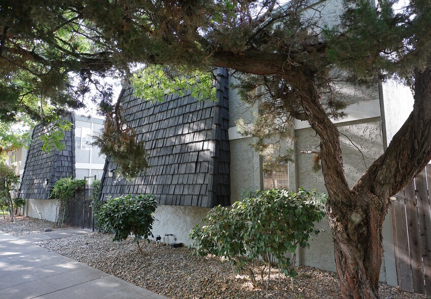 2416 S St, Sacramento, CA à vendre - Photo de l’immeuble – Image 2 sur 33
