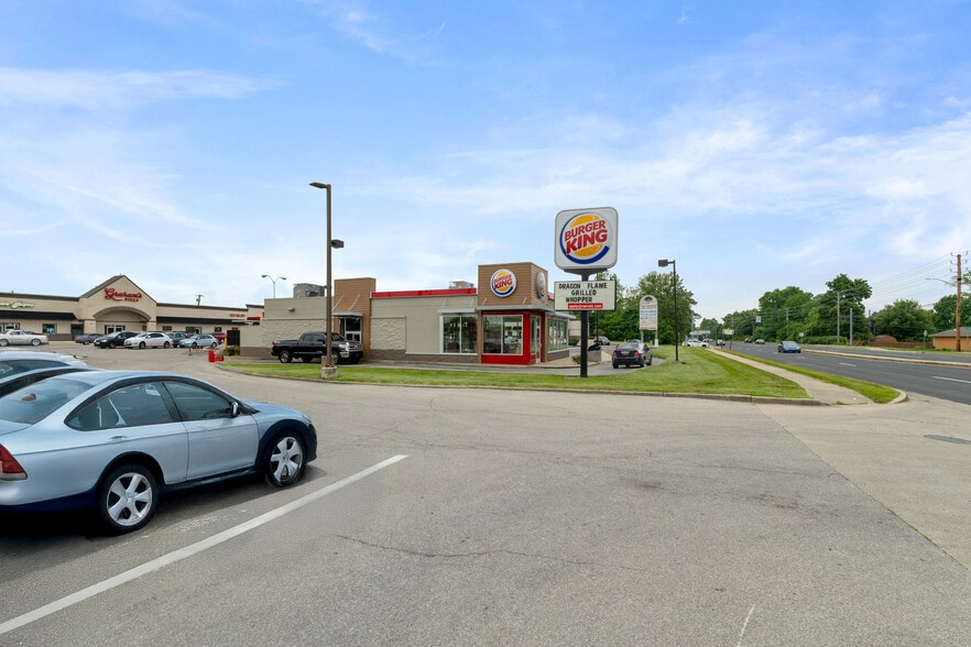 11741 Pendleton Pike, Indianapolis, IN à vendre - Photo de l’immeuble – Image 2 sur 5