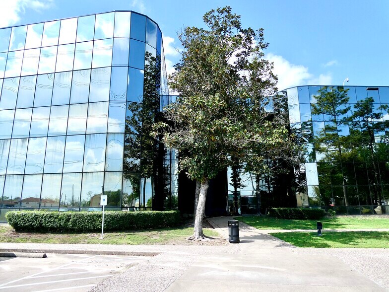 15311 Vantage Pky W, Houston, TX à louer - Photo de l’immeuble – Image 1 sur 10