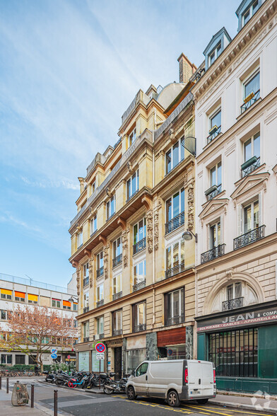 16 Rue Martel, Paris à louer - Photo de l’immeuble – Image 2 sur 2