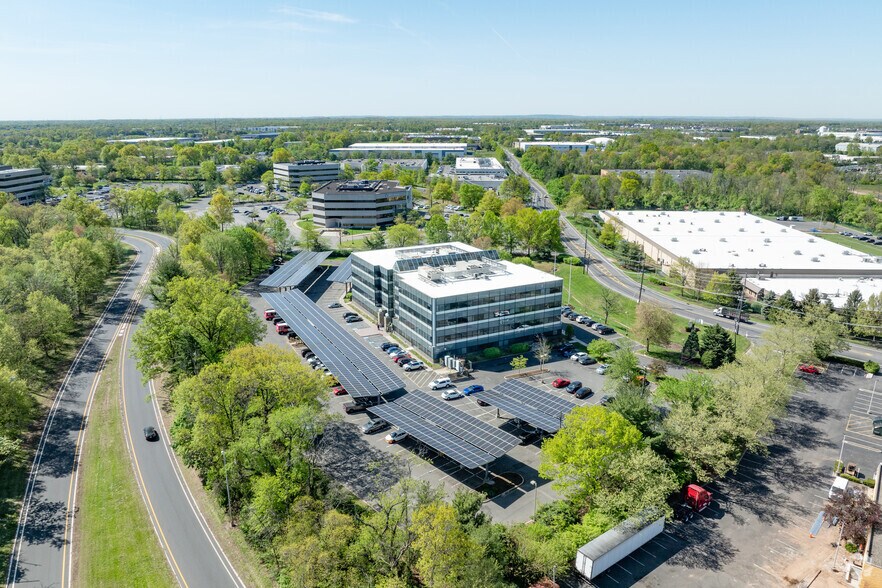 80 Cottontail Ln, Somerset, NJ à louer - Photo de l’immeuble – Image 1 sur 34