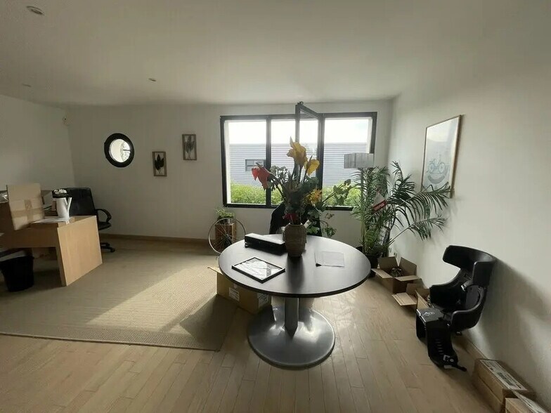 Bureau dans Démouville à louer - Photo de l’immeuble – Image 3 sur 11