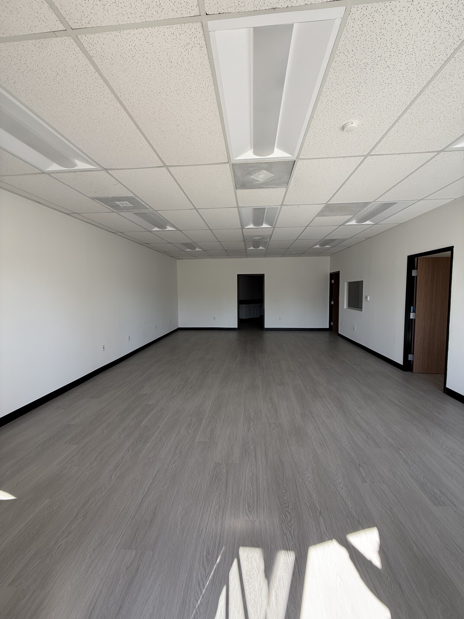 8841-8863 Canoga Ave, Canoga Park, CA à louer Photo intérieure– Image 1 sur 6