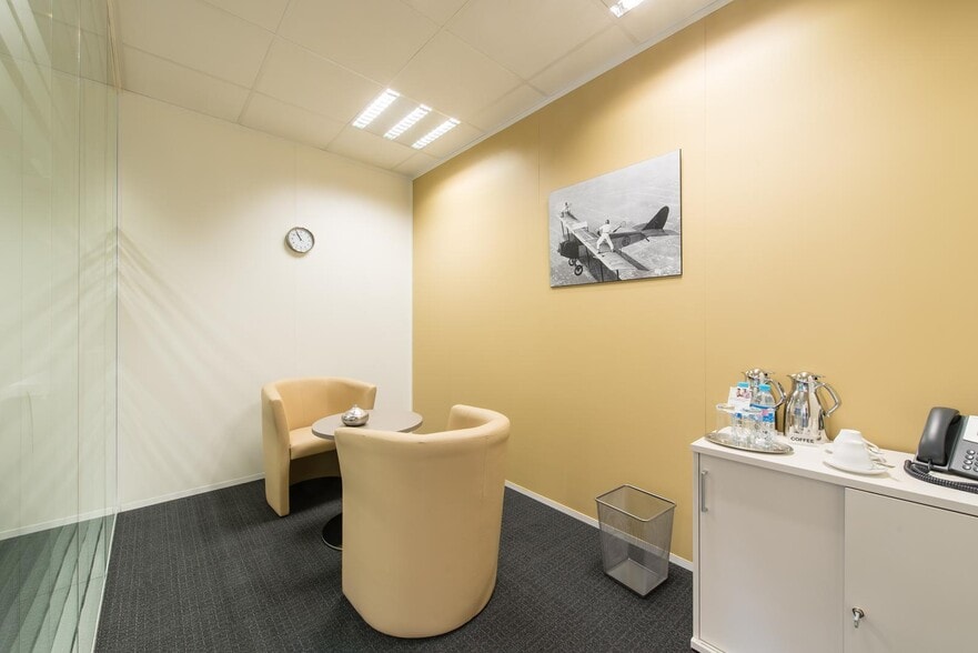 1 Rue Du Commandant Mouchotte, Paray-Vieille-Poste à louer - Photo de l’immeuble – Image 3 sur 20
