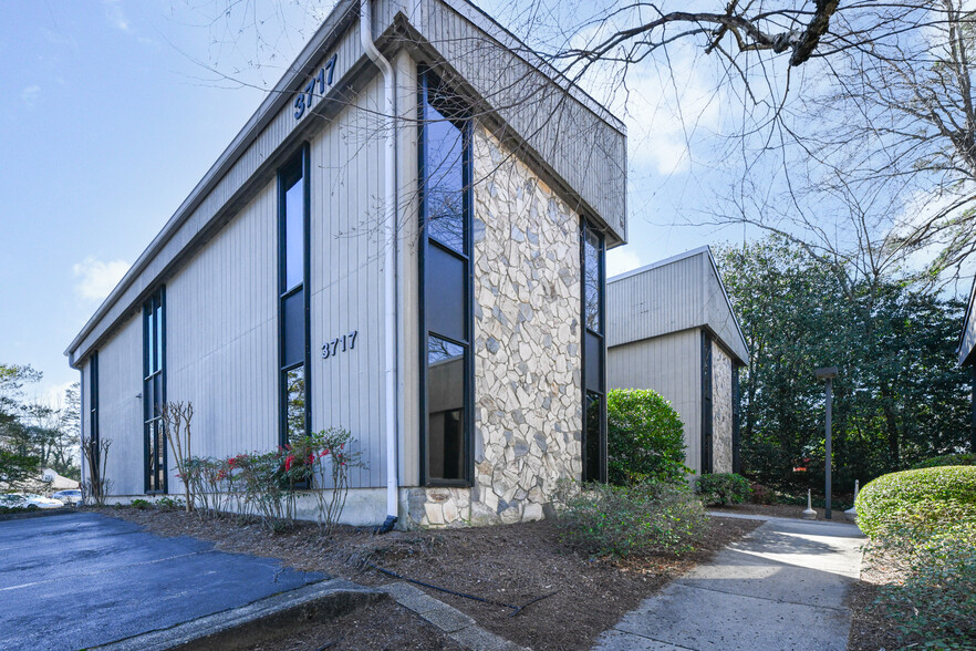 3717 W Market St, Greensboro, NC à louer - Photo de l’immeuble – Image 1 sur 9