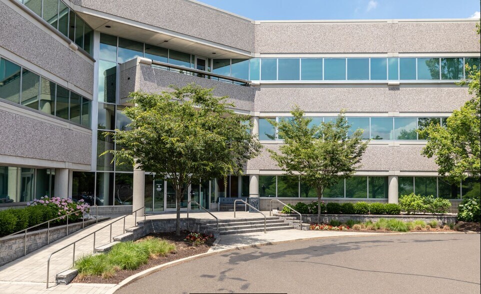 2 Walnut Grove Dr, Horsham, PA à louer - Photo de l’immeuble – Image 3 sur 9