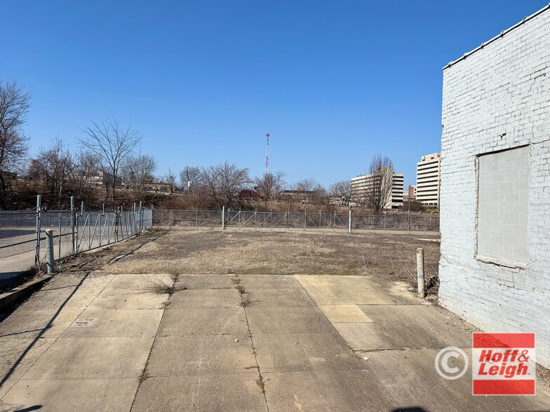 400 Cherry Ave SE, Canton, OH à vendre - Photo de l’immeuble – Image 2 sur 7