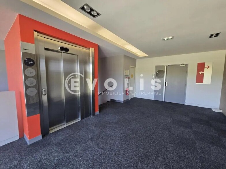Bureau dans Orsay à louer - Hall d’entrée – Image 2 sur 9