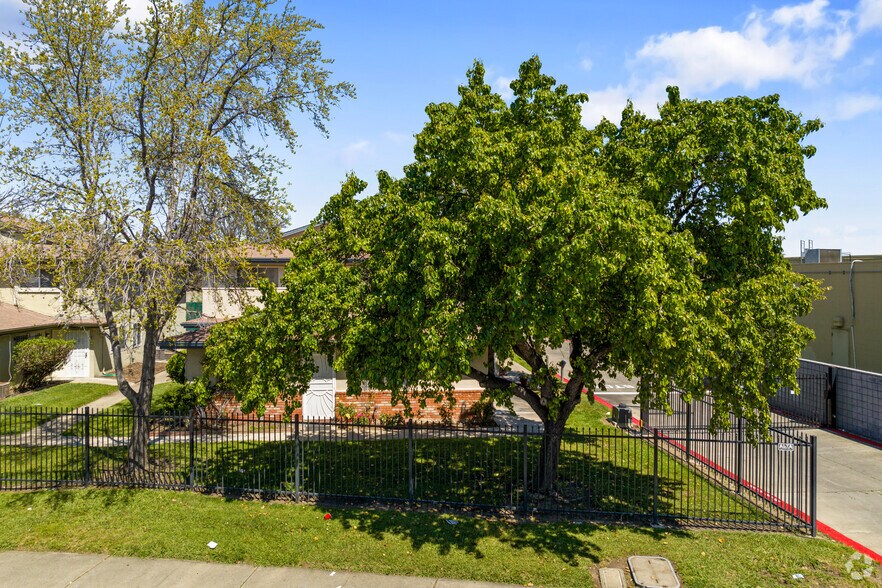 1202 Sycamore Dr, Antioch, CA à vendre - Photo de l’immeuble – Image 2 sur 6
