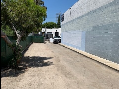 2412 Thurman Ave, Los Angeles, CA à vendre - Photo de l’immeuble – Image 3 sur 8