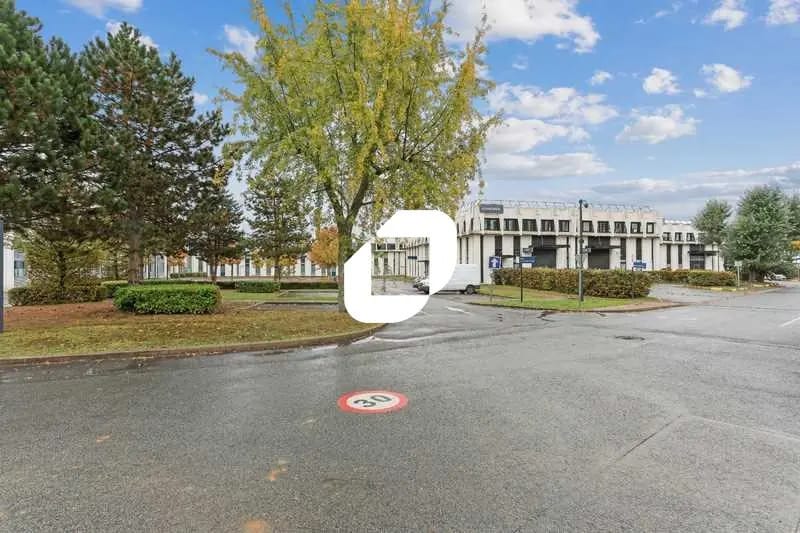 Local d’activités dans Évry-Courcouronnes à louer - Photo de l’immeuble – Image 2 sur 11
