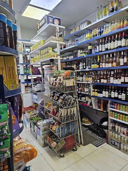 Local commercial dans Paris à vendre - Photo de l’immeuble – Image 1 sur 2