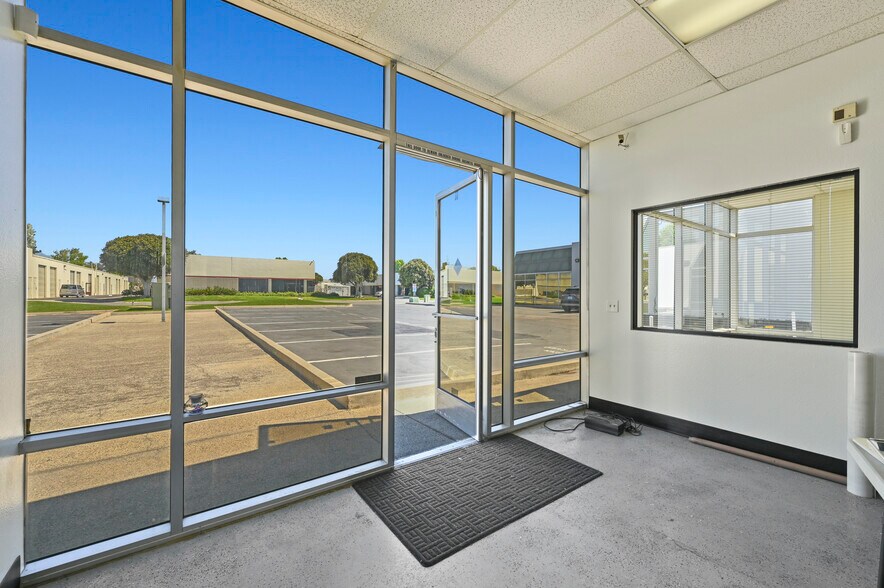 1265 Stone Dr, San Marcos, CA à vendre - Photo de l’immeuble – Image 3 sur 6