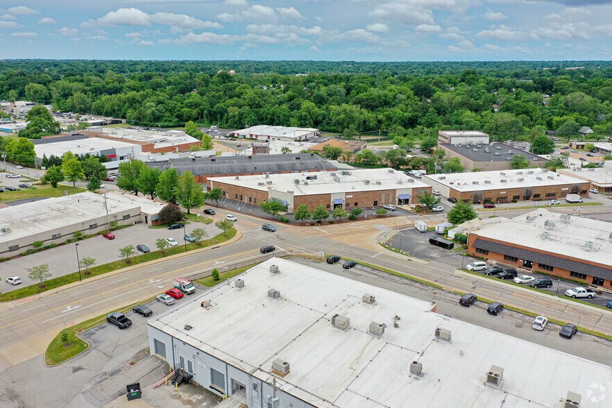1300 Strassner Dr, Brentwood, MO à louer - Photo de l’immeuble – Image 3 sur 4