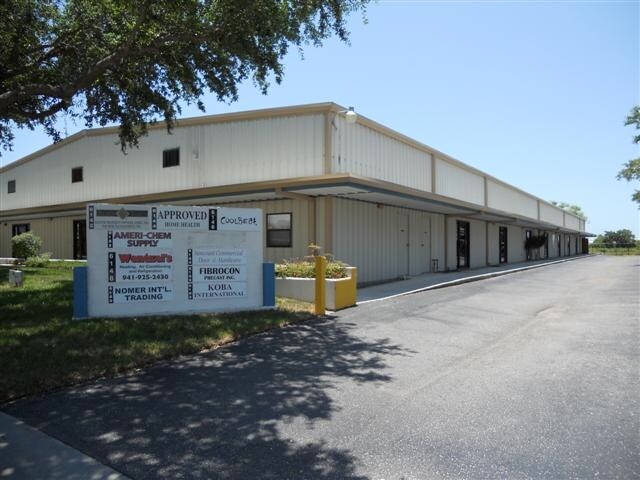 6142-6162 Clark Center Ave, Sarasota, FL à louer - Photo de l’immeuble – Image 3 sur 4