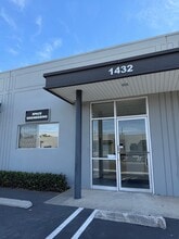 1422-1436 E Borchard Ave, Santa Ana, CA à louer Photo intérieure– Image 1 sur 2