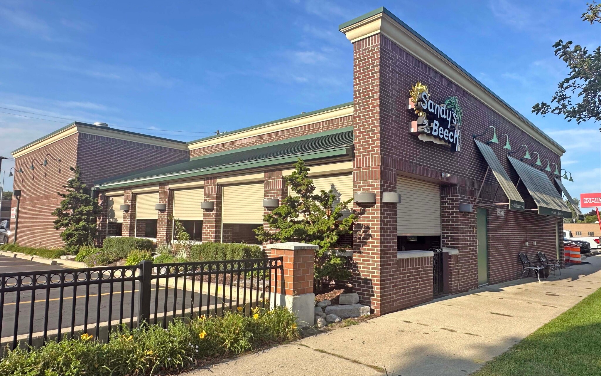 25853 5 Mile Rd, Redford Township, MI à vendre Photo de l’immeuble– Image 1 sur 9