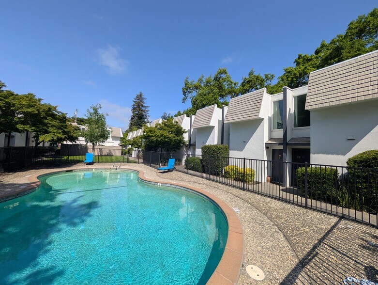 1158 Humboldt St, Santa Rosa, CA à vendre - Photo de l’immeuble – Image 2 sur 20