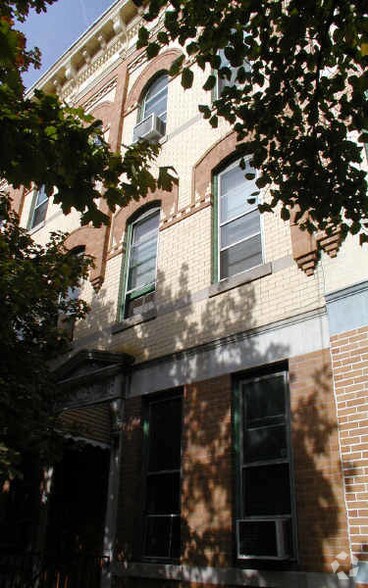 1825 Cornelia St, Ridgewood, NY à vendre - Photo de l’immeuble – Image 3 sur 3