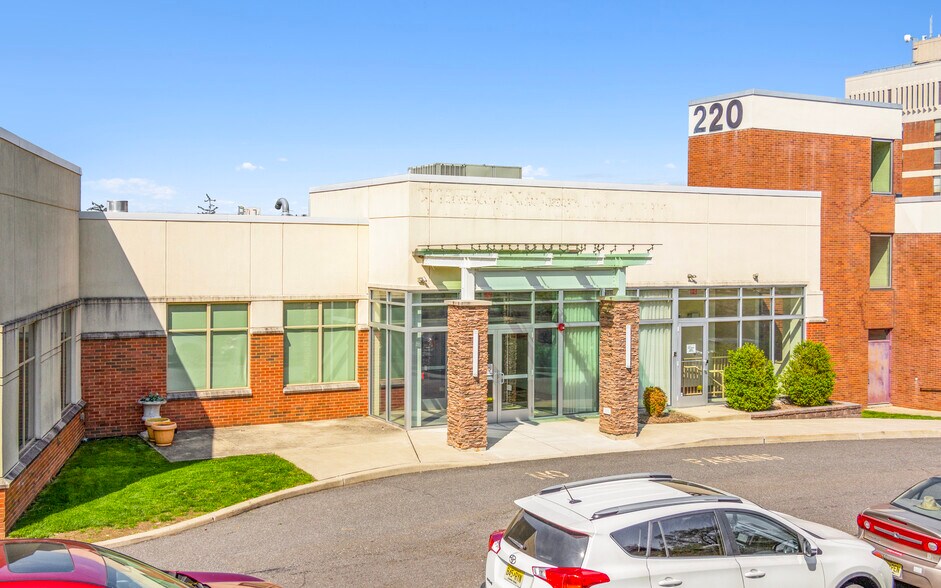 220 Hamburg Tpke, Wayne, NJ à vendre - Photo principale – Image 1 sur 9
