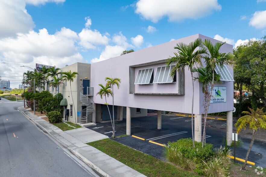 5400 NE 4 Ct, Miami, FL à vendre - Photo de l’immeuble – Image 2 sur 39