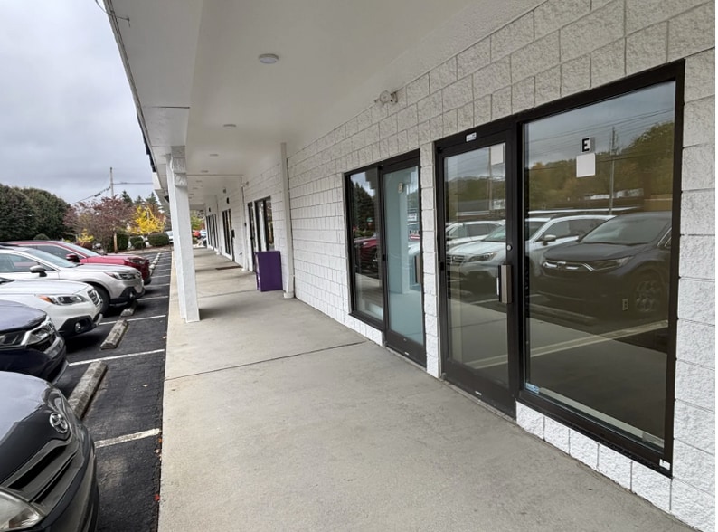 660 Merrimon Ave, Asheville, NC à louer - Photo de l’immeuble – Image 3 sur 5