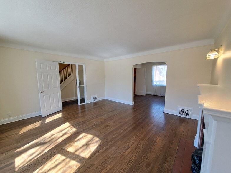 251 Bronson Av, Ottawa, ON à louer - Photo intérieure – Image 3 sur 6