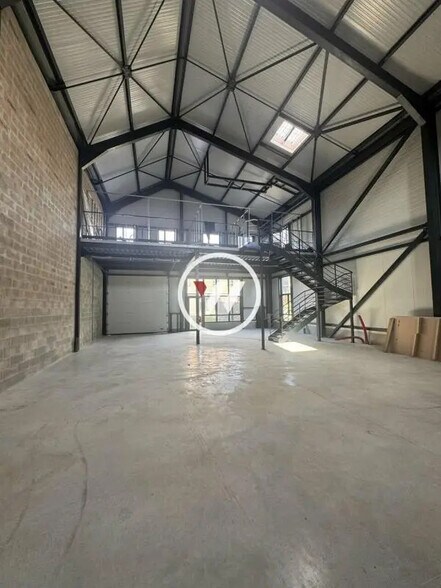 Local d’activités dans Groslay à louer - Photo de l’immeuble – Image 1 sur 5