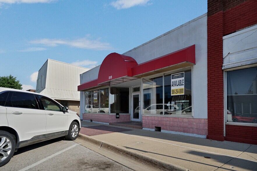 213 E 3rd St, Imlay City, MI à vendre - Photo de l’immeuble – Image 2 sur 5