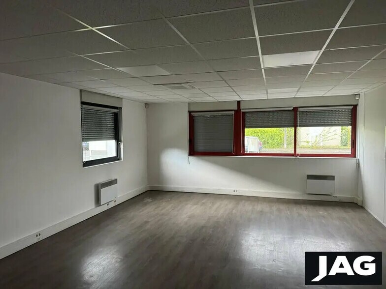 Local d’activités dans Vaulx-en-Velin à louer - Photo de l’immeuble – Image 2 sur 6