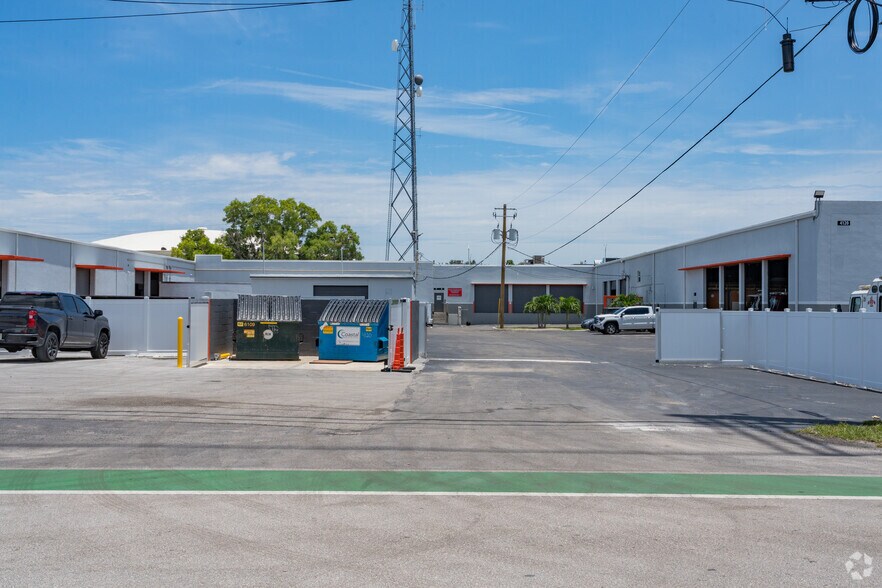 4128 NW 10th Ave, Oakland Park, FL à louer - Photo de l’immeuble – Image 2 sur 3