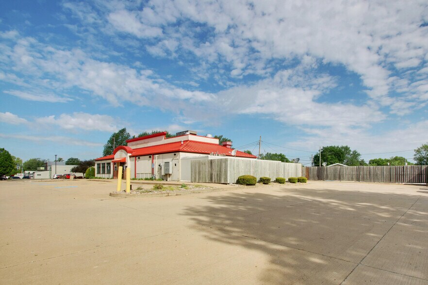 2501 Locust St, Quincy, IL à louer - Photo de l’immeuble – Image 3 sur 21