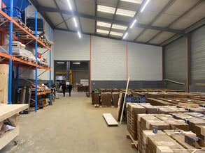 Local d’activités dans Saint-Priest à louer Photo de l’immeuble– Image 1 sur 8