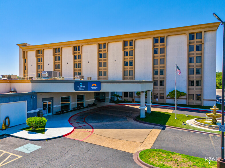 Clarion and Suburban Hotel portefeuille de 2 biens à vendre sur LoopNet.fr - Photo de l’immeuble – Image 1 sur 49