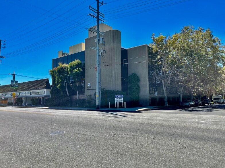 12520 Magnolia Blvd, Valley Village, CA à louer - Photo de l’immeuble – Image 1 sur 1