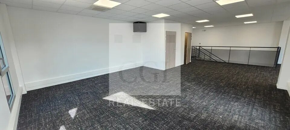 Bureau dans Chassieu à louer - Photo de l’immeuble – Image 2 sur 8