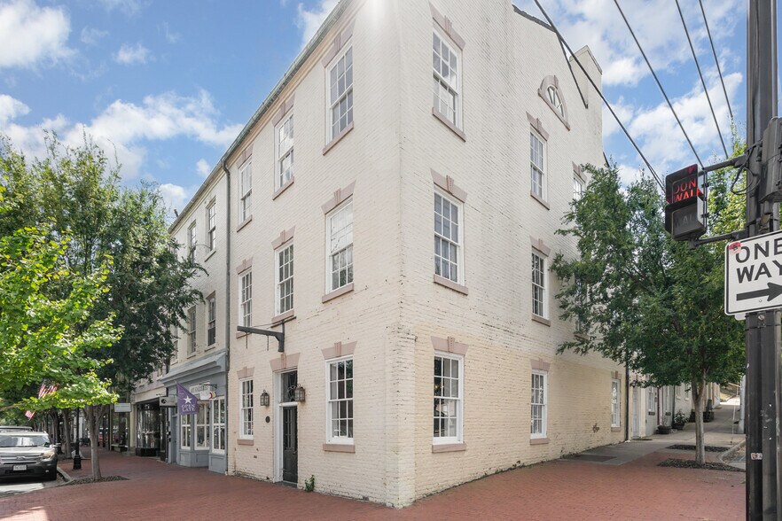 826 Caroline St, Fredericksburg, VA à louer - Photo de l’immeuble – Image 2 sur 20