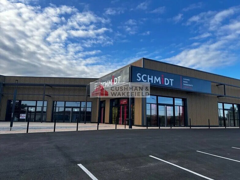 Local commercial dans Langlade à louer - Photo de l’immeuble – Image 3 sur 3