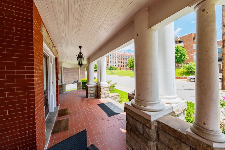 1493 University Ave, Morgantown, WV à vendre - Photo de l’immeuble – Image 3 sur 35