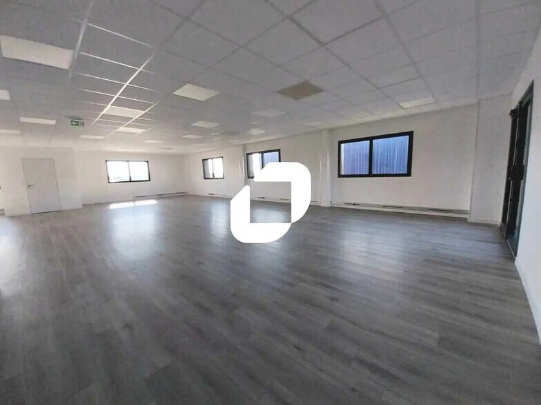 Bureau dans Gazeran à louer - Photo de l’immeuble – Image 3 sur 16