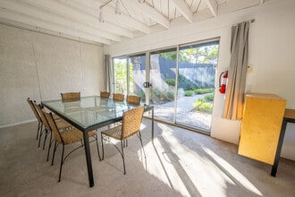 5761 W Adams Blvd, Los Angeles, CA à louer Photo intérieure– Image 1 sur 9