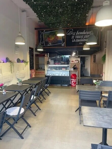 Local commercial dans Carros à louer - Photo de l’immeuble – Image 2 sur 2