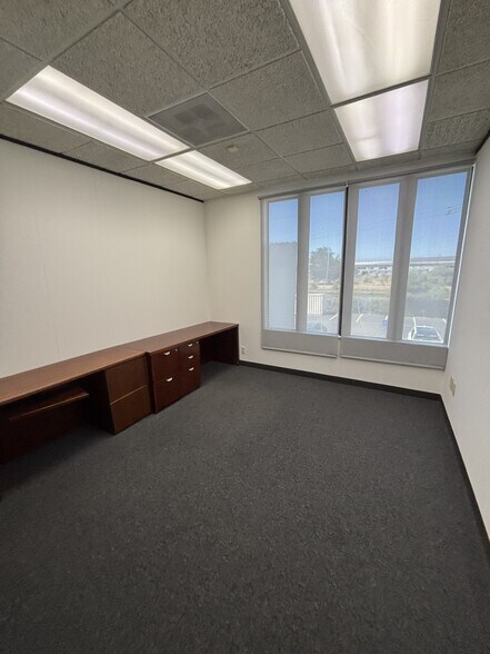 8393 Capwell Dr, Oakland, CA à louer - Photo de l’immeuble – Image 3 sur 11