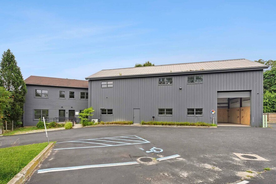 468 County Rd 39, Southampton, NY à louer - Photo de l’immeuble – Image 3 sur 21