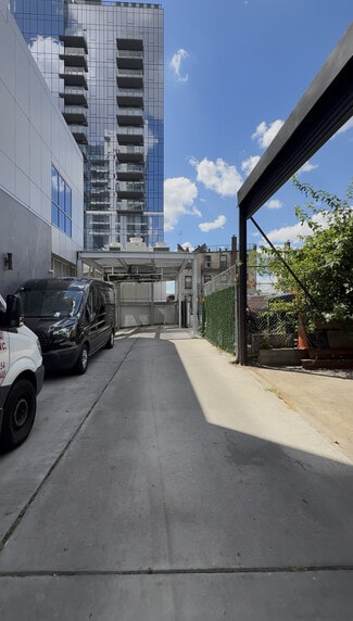 Plus de détails pour 3354 Farrington St, Flushing, NY - Industriel/Logistique à louer