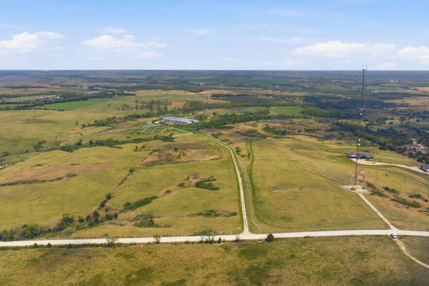 10465 Elizas Rd, Saint George, KS à vendre - Photo de l’immeuble – Image 3 sur 51