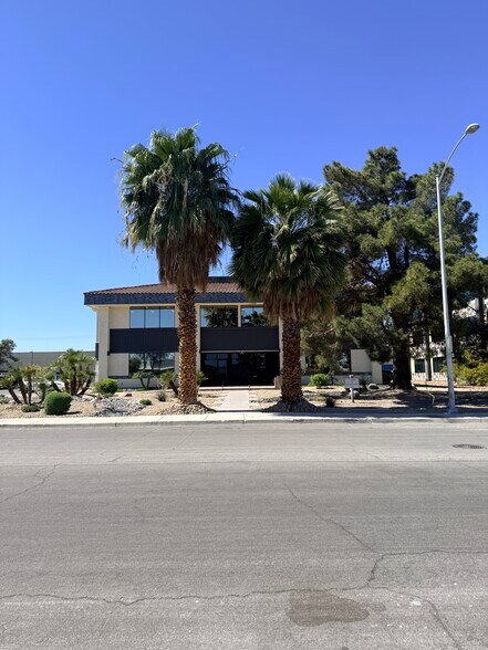 2355 Red Rock St, Las Vegas, NV à louer - Photo de l’immeuble – Image 3 sur 12