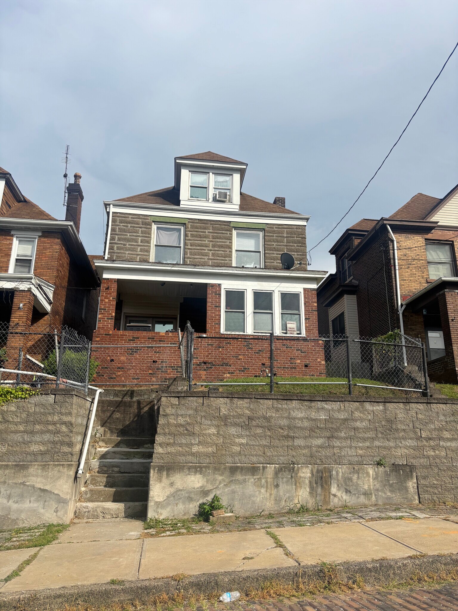 1019 Lincoln Ave, Duquesne, PA à vendre Photo principale– Image 1 sur 2